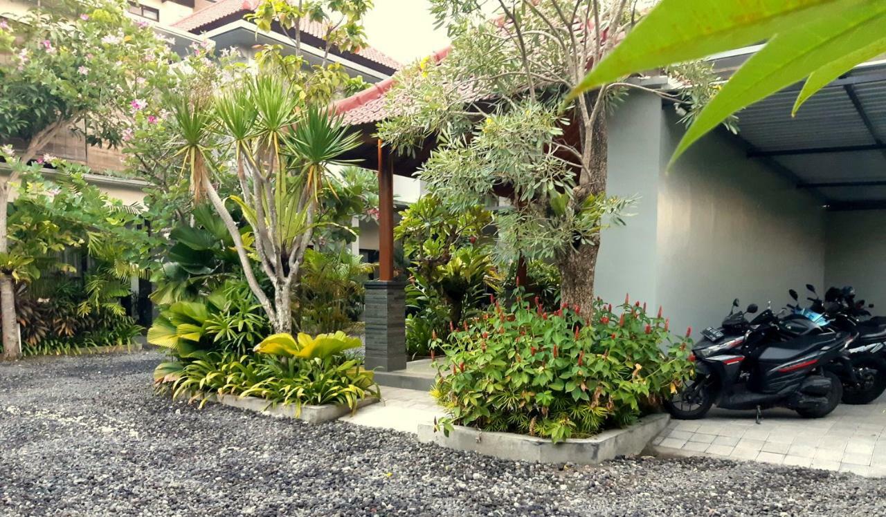 The New Moon Seminyak Hotel Exterior foto