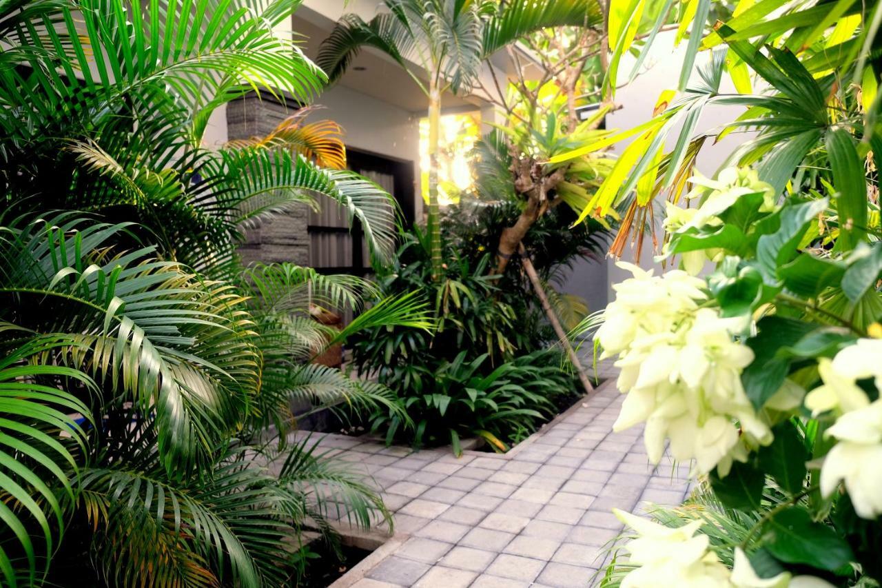 The New Moon Seminyak Hotel Exterior foto